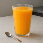 Çok büyük bir bardak portakal suyu