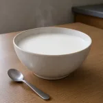 Büyük kase sıcak süt