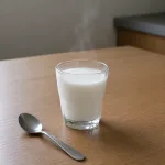 Küçük bardak sıcak süt