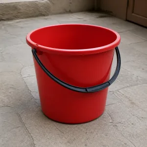 Kırmızı plastik kova